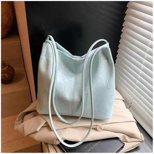Vue détaillée de la texture du similicuir plissé sur ce grand sac cabas vert menthe