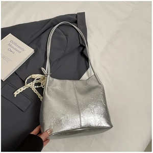 Détail du sac cabas argenté métallisé avec texture froissée et fines bretelles d'épaule