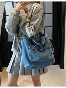 Bolso tote retro de mezclilla azul lavado con cordón y bolsillo frontal con botón