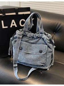 Bolso bandolera de mezclilla azul oscuro con cordón ajustable y bolsillo exterior retro