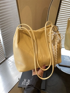 Sac Fourre-tout Femme en Cuir PU Plissé Grande Capacité Sac à Épaule Avec Pendentif Künstliche Perle Dentelle Sac Seau Plissé pour Quotidien