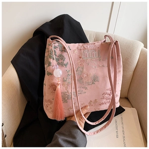 Ricamo dettagliato di paesaggi cinesi su una borsa a secchiello in tessuto rosa