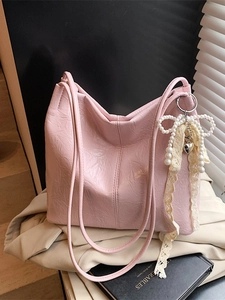 Sac seau en cuir plissé rose pour femme avec breloque nœud en perles et bandoulière chic