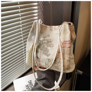 Dettaglio ricamo di paesaggio cinese su una borsa tote in tela color crema