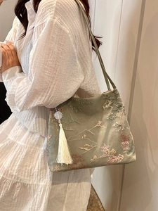 Borsa a secchiello ricamata in stile cinese con motivi montuosi e nappa decorativa
