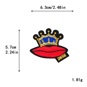 Patch ricamata con labbra e corona d'oro per decorazione vestiti fai da te 6.3x5.7cm