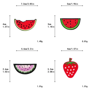 Vista dettagliata della trama del tessuto e del ricamo vivace sulle toppe di frutta