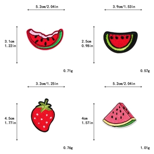 Dettagli ricamati di fragole e angurie con indicazioni di misure e dimensioni