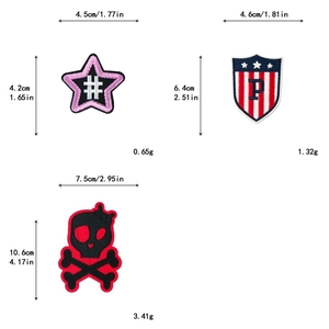 Detalle de parches bordados de calavera y estrella con dimensiones precisas detalladas