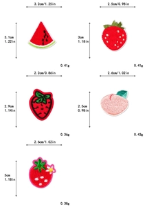 Dettaglio di toppe ricamate a forma di frutta con dimensioni precise e peso specifico