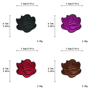Détail de patchs brodés de roses en quatre couleurs avec dimensions 7,4x6,7cm et poids