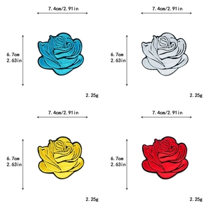 Détail d'écussons brodés de roses en quatre couleurs avec dimensions 7.4x6.7cm pour DIY