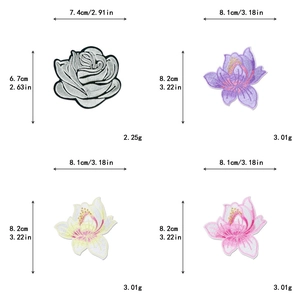 Vue détaillée des patchs brodés floraux montrant les dimensions des motifs rose et lotus