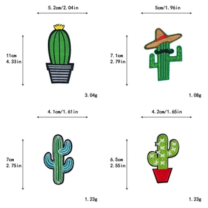 Vista detallada de cuatro parches bordados de cactus con medidas y pesos precisos incluidos