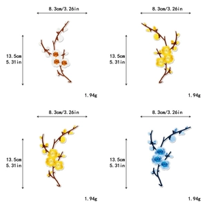Détail de l'écusson brodé fleur de prunier avec dimensions 13,5x8,3 cm et quatre coloris