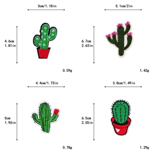 Vista detallada de parches bordados de cactus con dimensiones precisas y detalles de costura