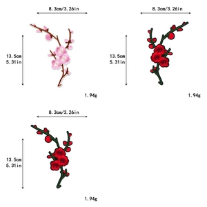 Patch brodé de fleur de prunier montrant des coutures précises et des textures dégradées