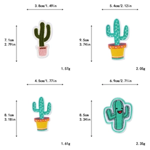 Detalle de cuatro parches bordados de cactus con dimensiones precisas dadas