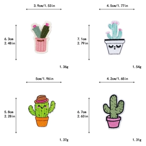 Vista detallada de 4 parches bordados de cactus con medidas de tamaño y peso