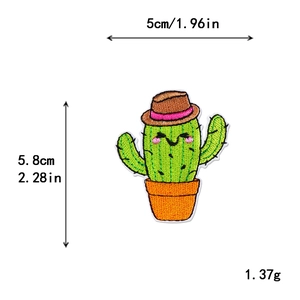 Parche bordado de cactus DIY con sombrero marrón y medidas 5cm x 5,8cm fondo blanco