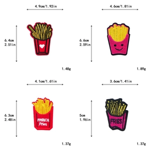 Vue détaillée de quatre écussons brodés de frites avec dimensions et poids précisés