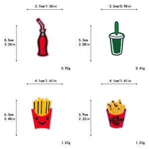 Détails d'écussons brodés motif fast-food avec frites et gobelets de soda glacé