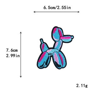Écusson brodé chien ballon pour vêtements bleu rose et violet avec dimensions précises