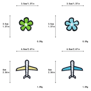 Detalle de parches bordados de flores y aviones con medidas y pesos específicos