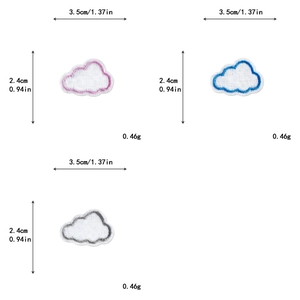 Vista detallada de parches bordados de nubes en tres colores con dimensiones y peso