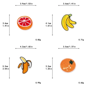 Dettaglio macro di toppe ricamate a forma di frutta con dimensioni e trama dei punti
