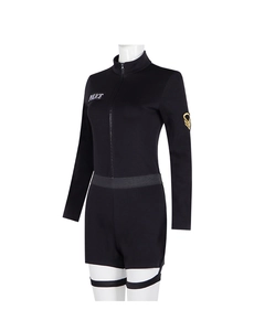 Detailansicht eines schwarzen Polizei-Cosplay-Bodysuits mit Aufnähern und Reißverschluss
