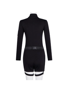 Rückansicht eines schwarzen langärmeligen Jumpsuits mit Gürtelschnalle und hohem Kragen
