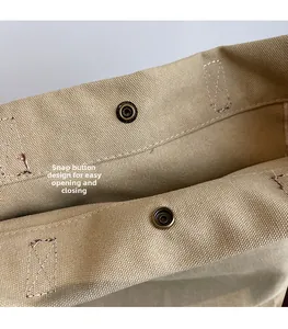 Primer plano del bolso de lona con cierre magnético seguro y textura de tela resistente