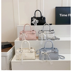 Sacs seaux en similicuir en cinq couleurs avec pendentifs nœud perle et boucles de ceinture