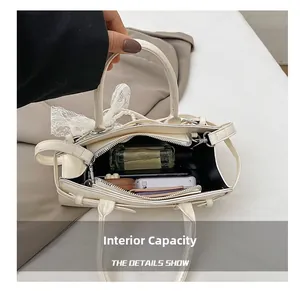 Vue de la capacité interne du sac seau blanc pour téléphone, portefeuille et parfum