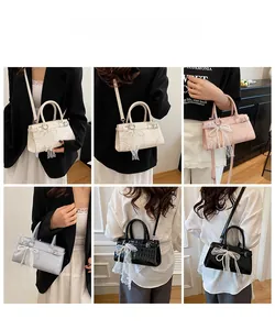 Vues détaillées du sac seau à motif crocodile avec nœud en perles en quatre couleurs