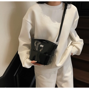 Borsa a secchiello trapuntata nera con chiusura argento indossata dalla modella