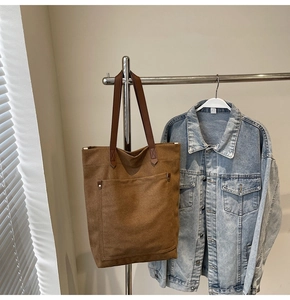 Detalle de un bolso tote de lona con asas de cuero y remaches para el uso diario en el trabajo