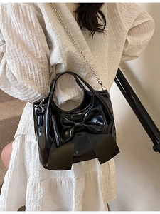 Elegante schwarze Lackleder Beuteltasche mit großer Schleife und silberner Kette