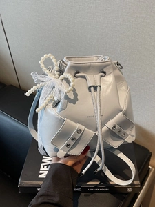 Sac seau bleu clair à cordon avec nœud en perles et rubans en dentelle élégants