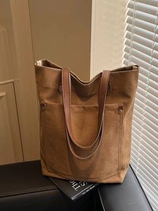 Bolso tote de lona minimalista para mujer en color marrón oscuro con asas de cuero
