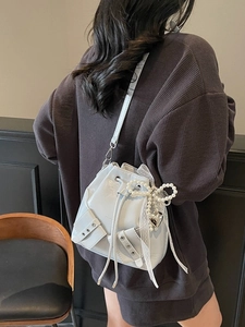 Sac seau bleu clair avec perles, rubans dentelle et pendentif cœur sur mannequin