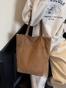 Bolso tote de lona marrón oscuro con correas de cuero sintético y bolsillo con remaches