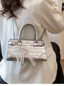 Sac seau argenté à texture crocodile avec perles et nœud en dentelle blanche chic