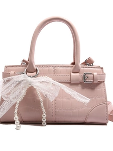 Sac seau rose motif crocodile orné d'un nœud en dentelle et de perles de luxe