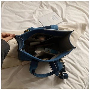 Vue détaillée de l'intérieur spacieux du grand sac en denim avec compartiments divers