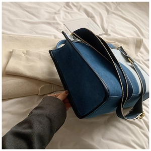 Détail du sac cabas en denim bicolore avec bandoulière réglable à rayures noires et blanches