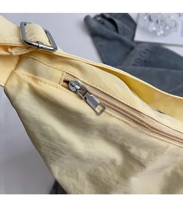 Details zum glatten Silber-Reißverschluss und verstellbaren Riemen der Nylon-Umhängetasche