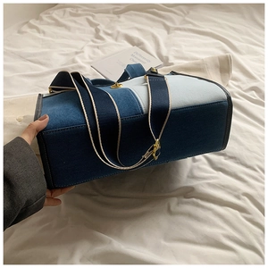 Détail du sac fourre-tout en patchwork de denim bicolore avec bordure en cuir bleu