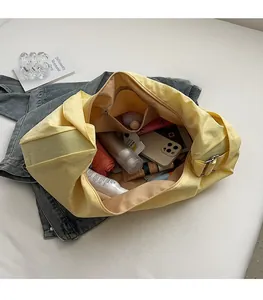 Geräumiges Innenleben der gelben Segeltuchtasche mit Reißverschlussfach und Stauraum